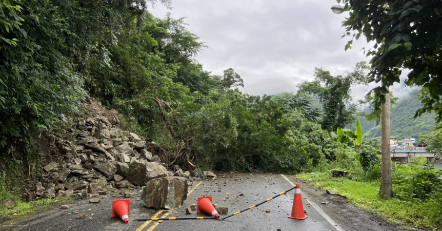 ▲連日大雨造成秀林鄉景美村三棧橋路旁土石樹木崩落,員警急拉封鎖線保護民眾 (圖/花蓮縣警察局 提供)