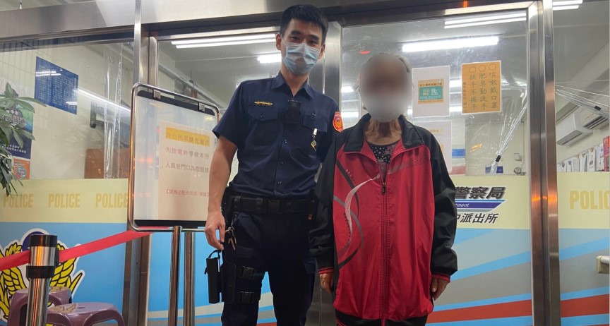 ▲顏姓阿嬤外出走失整日,載到阿嬤的公車司機向員警求援,在警方幫助下找到回家的路 (圖/台中市警察局 提供)