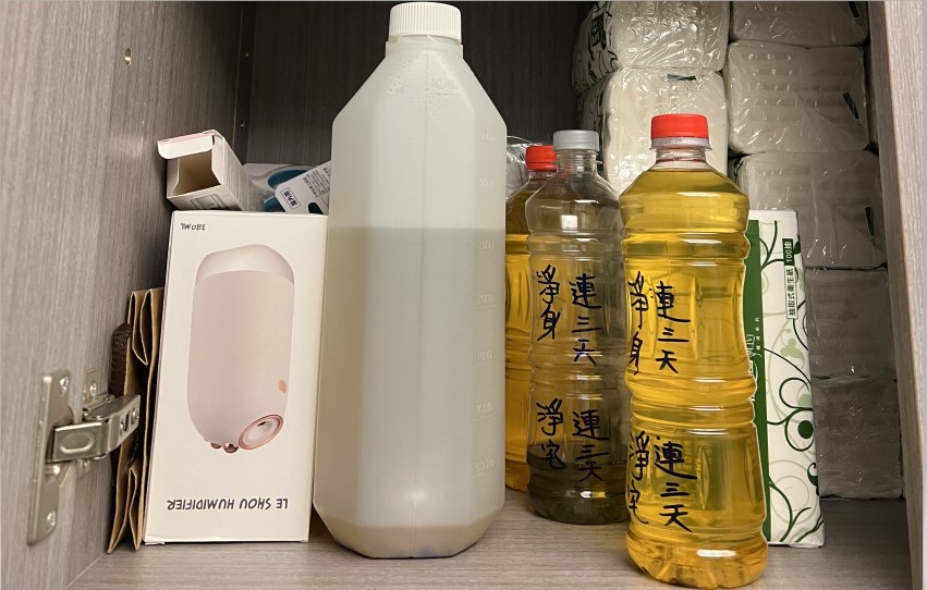 ▲警方循線查獲施姓女毒蟲，會將自己尿液拿至宮廟祭拜，當「聖水」擺放住處櫃子收藏，一樣被逮   (圖/台中市警察局 提供) 