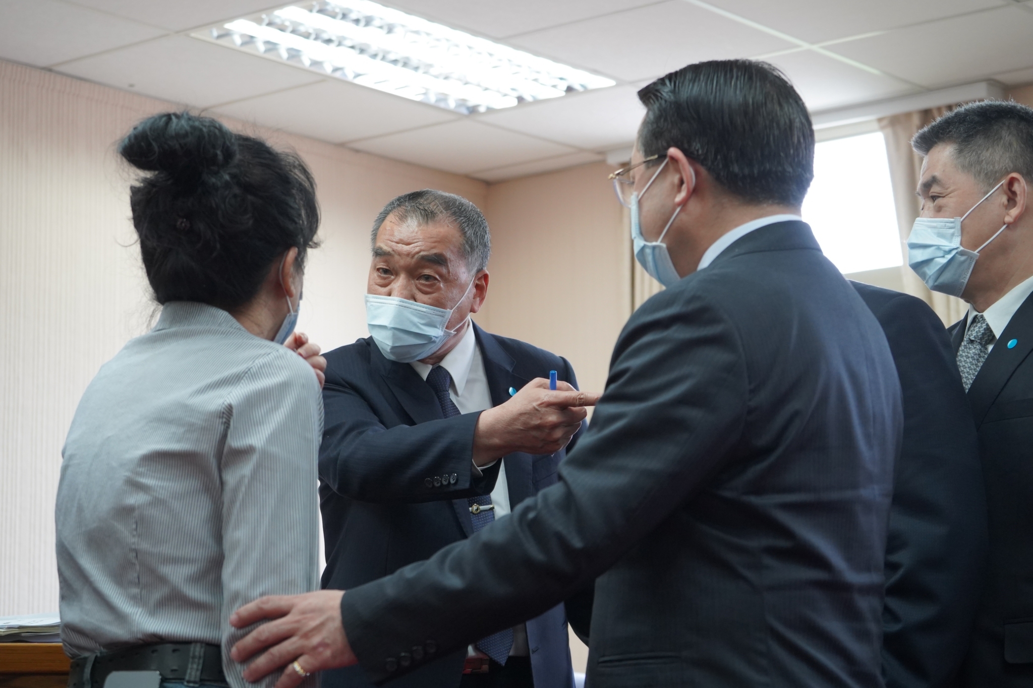 質疑國軍支援快篩廠商涉圖利 李貴敏邱國正又爆拍桌 61 質疑國軍支援快篩廠商圖利 李貴敏邱國正又爆拍桌