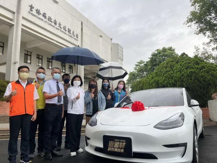 遊雲林抽特斯拉百萬名車 幸運得主李小姐歡喜領車開回家