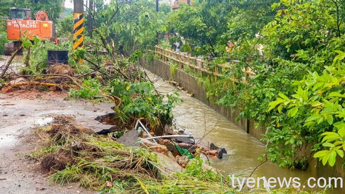 大雨狂灌平鎮道路坍方 4車墜落水圳 19 20220526101955319