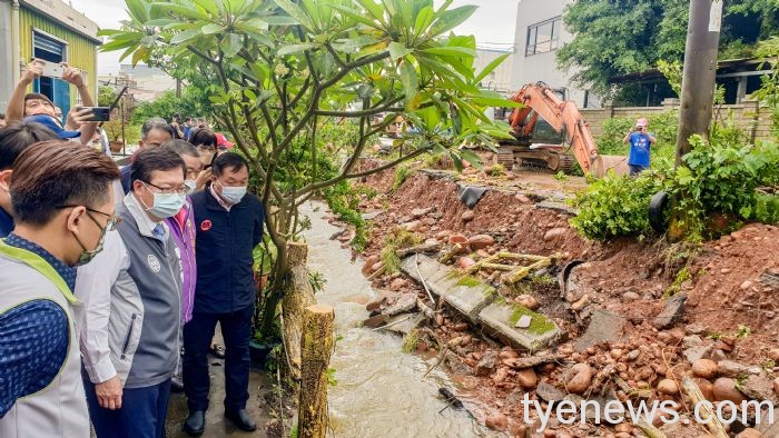 大雨狂灌平鎮道路坍方 4車墜落水圳 20 20220526102002092
