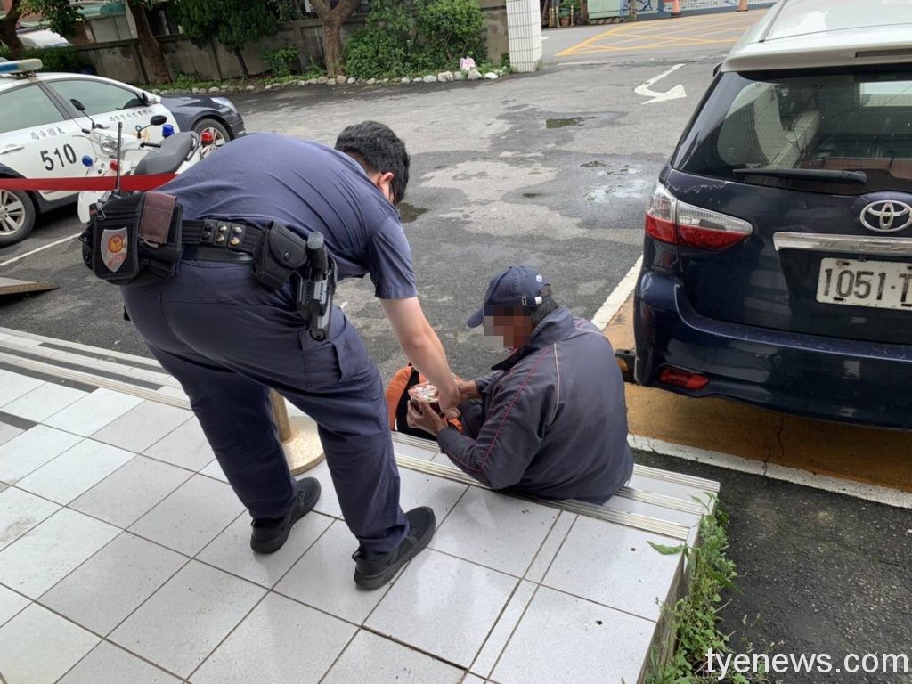 6旬翁暈眩沒錢看醫生 大園警暖心助脫困 17 140637 scaled