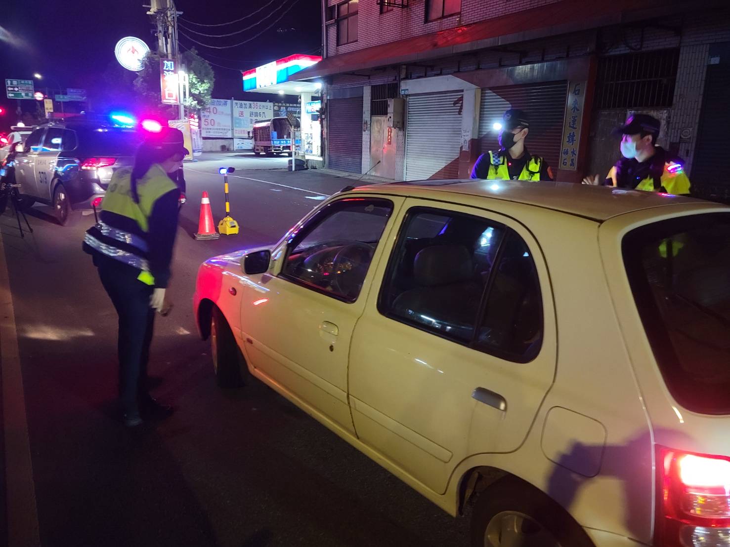 圖片說明:三峽警於重點區域設立臨檢站,加強取締違規案件。(記者徐煜勝翻攝)