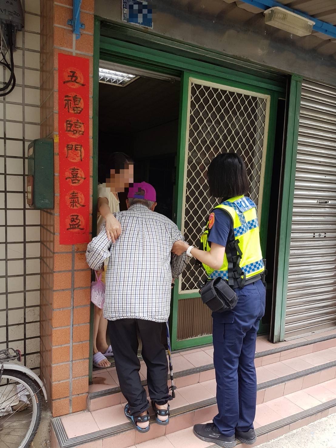 圖片說明:中警四分局熱心員警護送下,89歲迷途羔羊老翁安全返回烏日區。(記者江雁武翻攝)