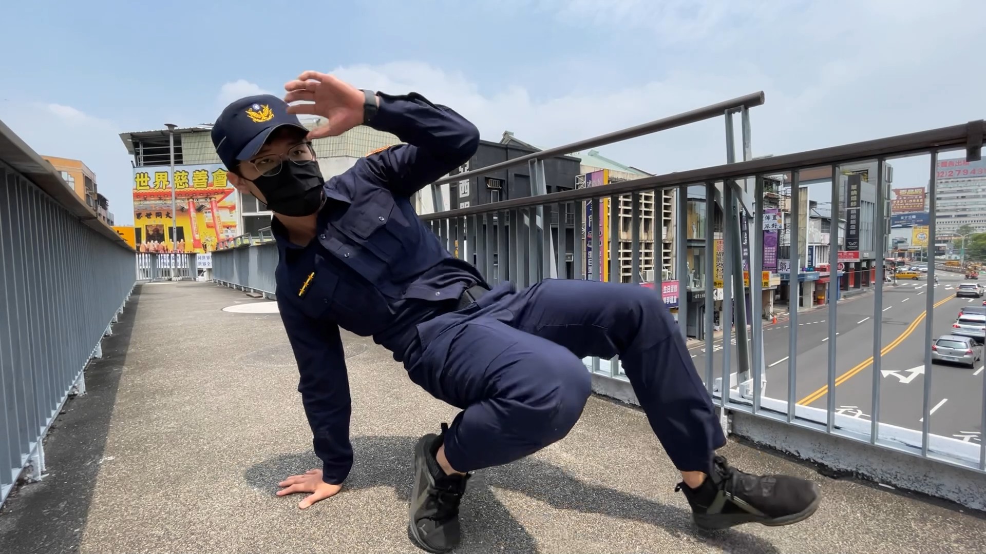 警員高銘聲更是大秀舞技,以「Breaking」方式隨著鏡頭轉換,帶民眾一探警察執勤日常,並融入地方特色,取代傳統較為單調的宣導方式,讓民眾感受警察的創意與親民形象。(記者謝榮浤翻攝)