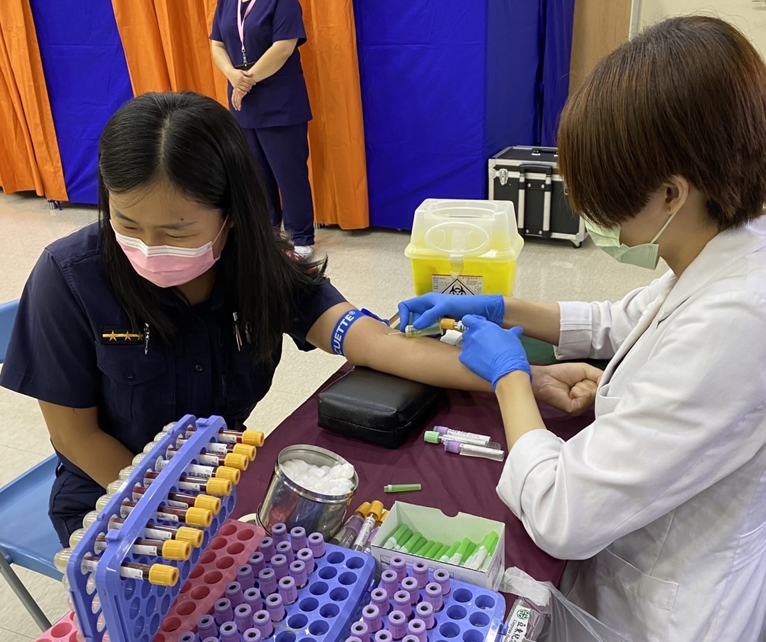 圖片說明:亞東醫院健檢中心團隊進駐汐止分局6樓禮堂,為汐警健檢服務(記者徐煜勝翻攝)