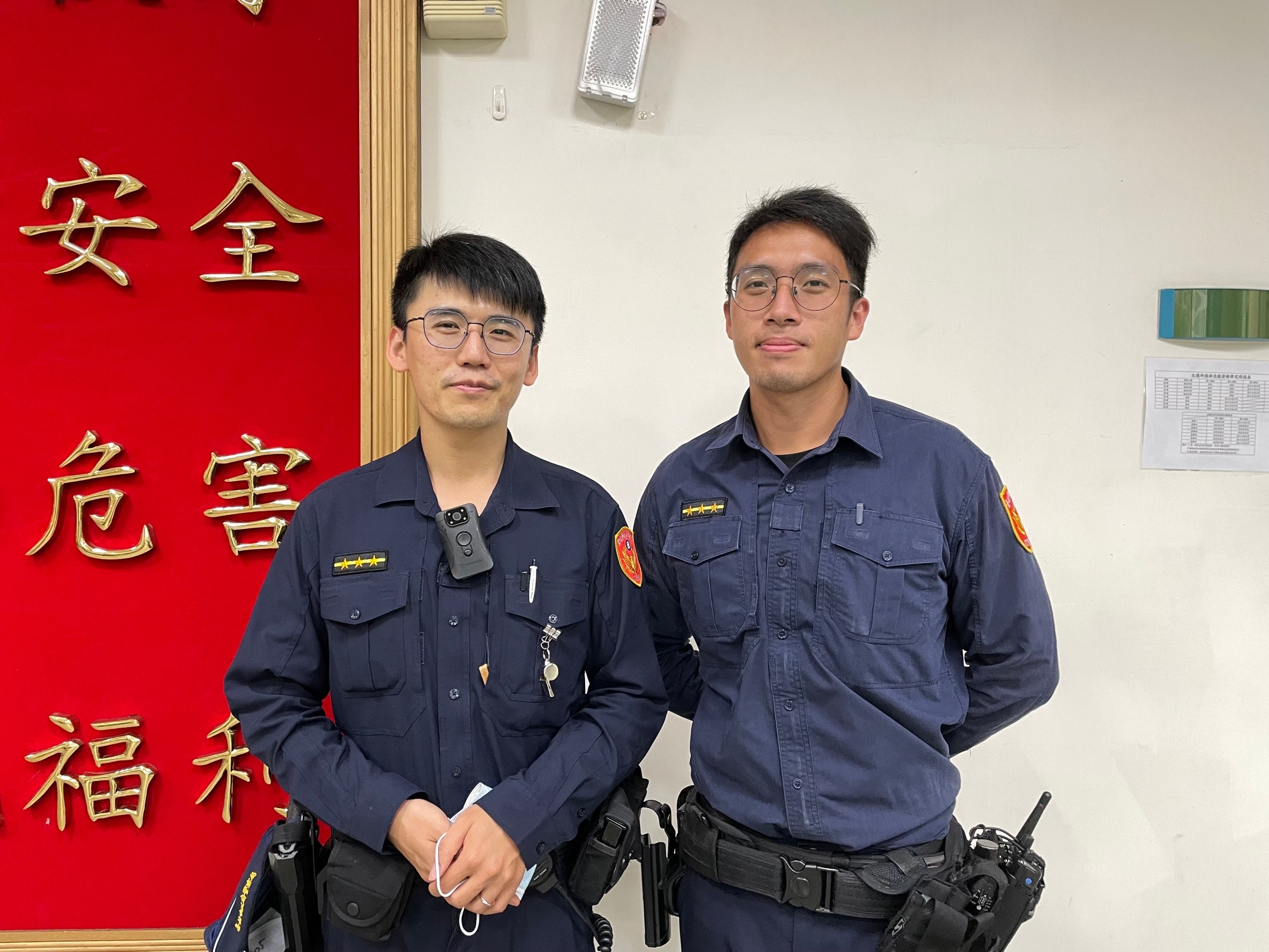 圖片說明:文德派出所警員邱子豪(左)、吳東憲(右)。(記者宋紹誠翻攝)