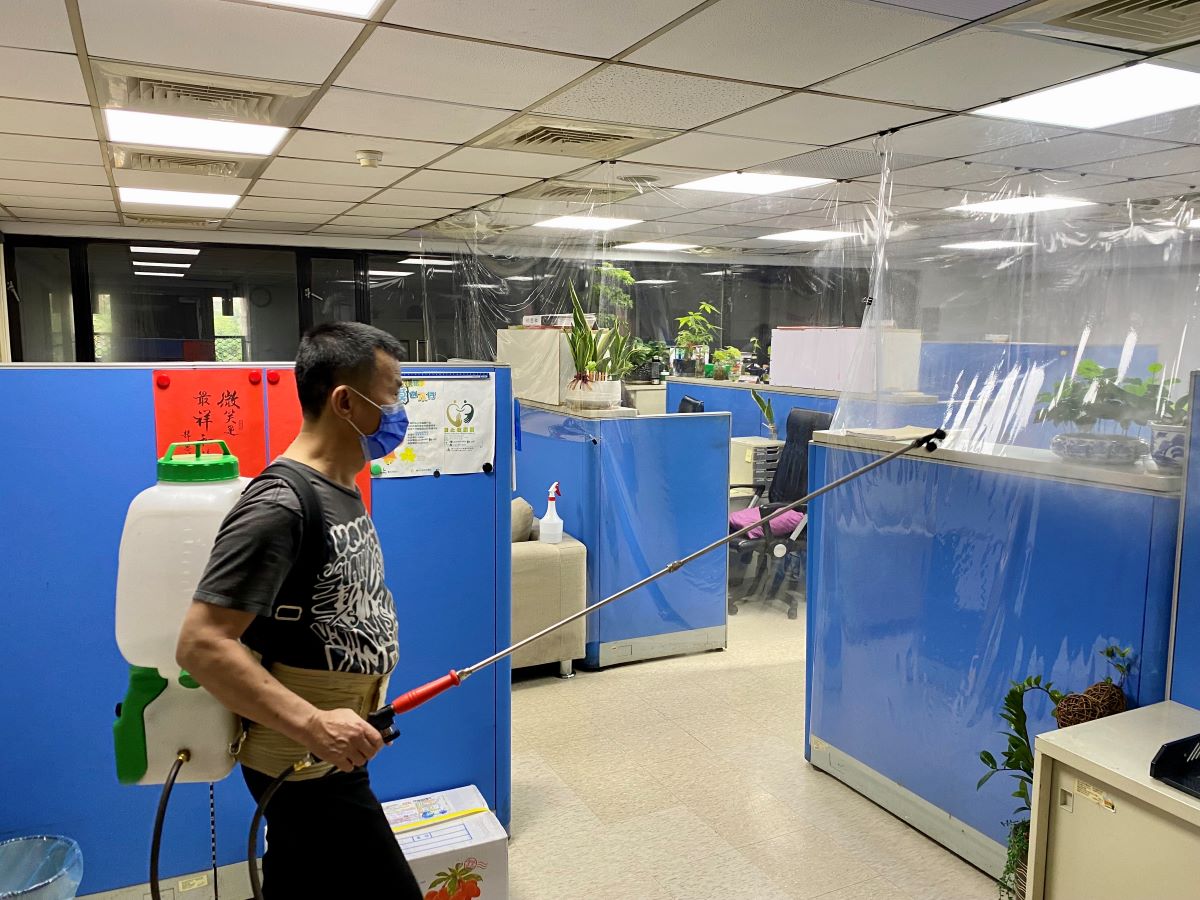 臺北市保安警察大隊每日在各樓層辦公室及公共場所,進行環境噴灑清消工作。