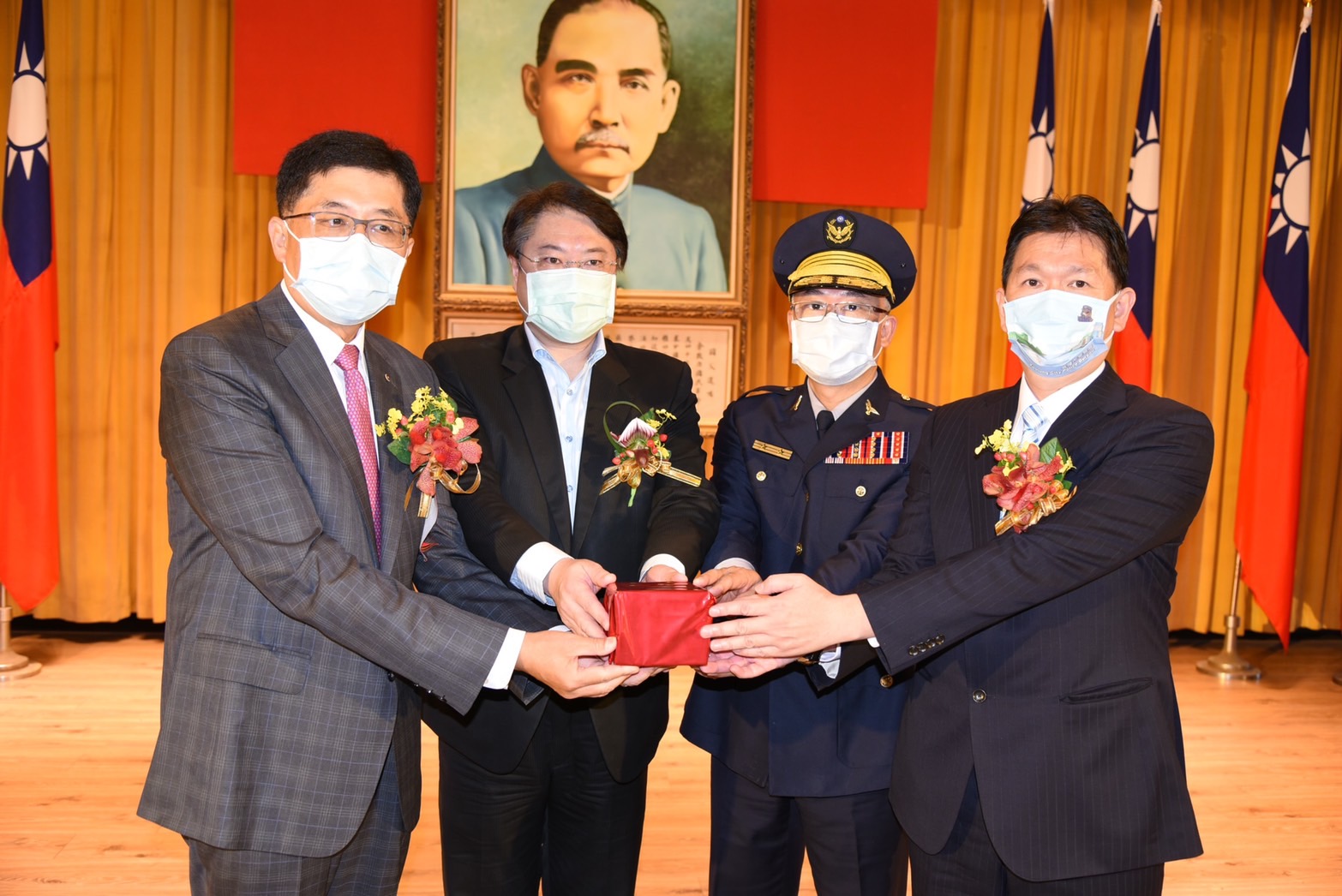 圖片說明:基隆市警察之友會卸、新任理事長交接典禮,市長林右昌(左2)蒞臨監交。(記者宋紹誠翻攝)