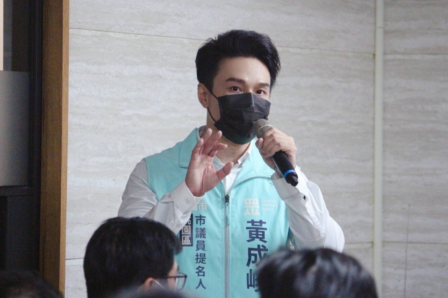 圖片說明：黃成峻表示，放寬長照醫護投入防疫，除了是否有妥善防護與補助能吸引照服員加入外，對染疫者照護的專業訓練上也是需要仔細研議的項目。(記者宋紹誠翻攝)