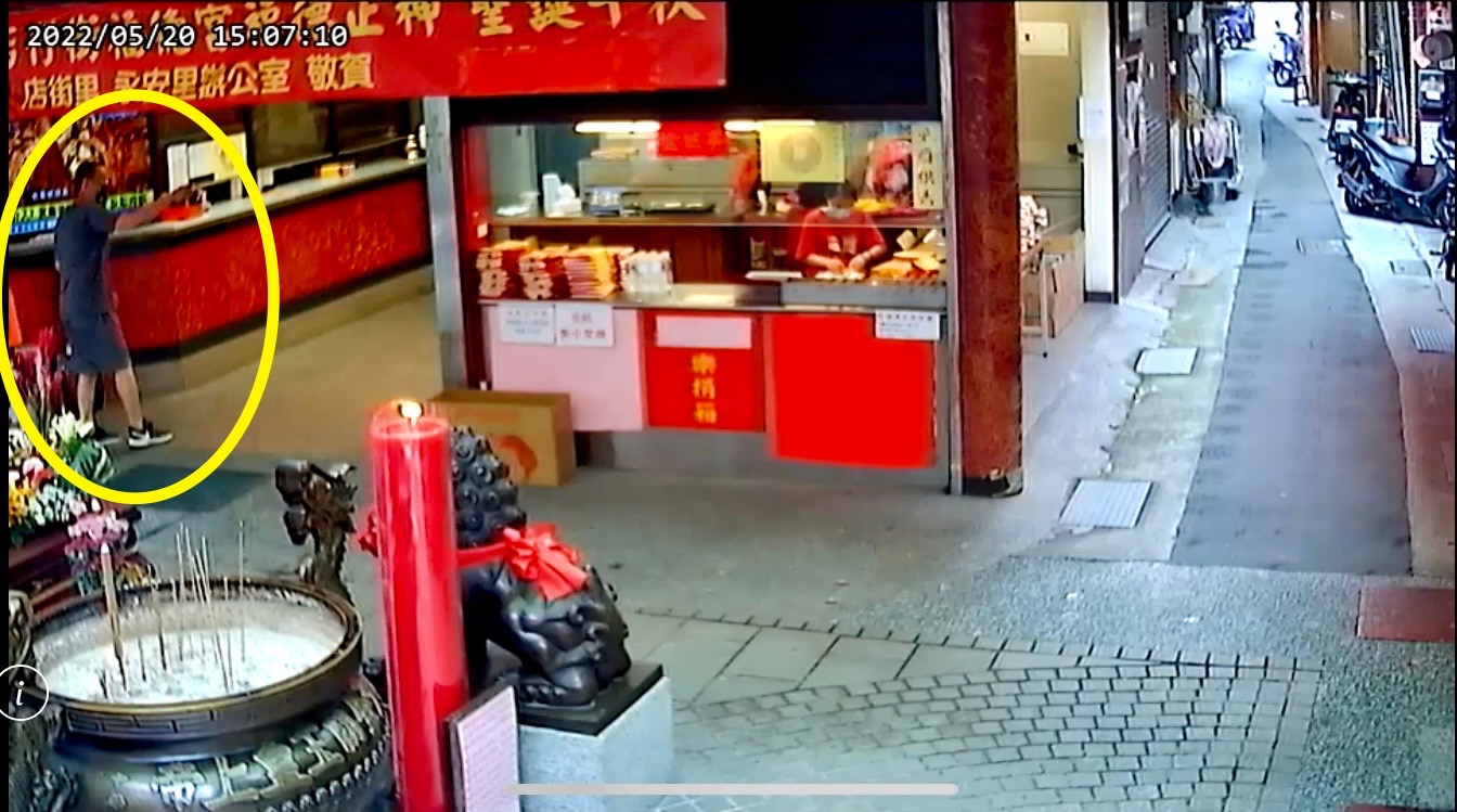 圖片說明：自稱｢小寶｣的不明人士涉嫌向廟方人員恐嚇，造成陶姓未成年少女畏怖驚嚇，流淚不止。(記者徐煜勝攝)