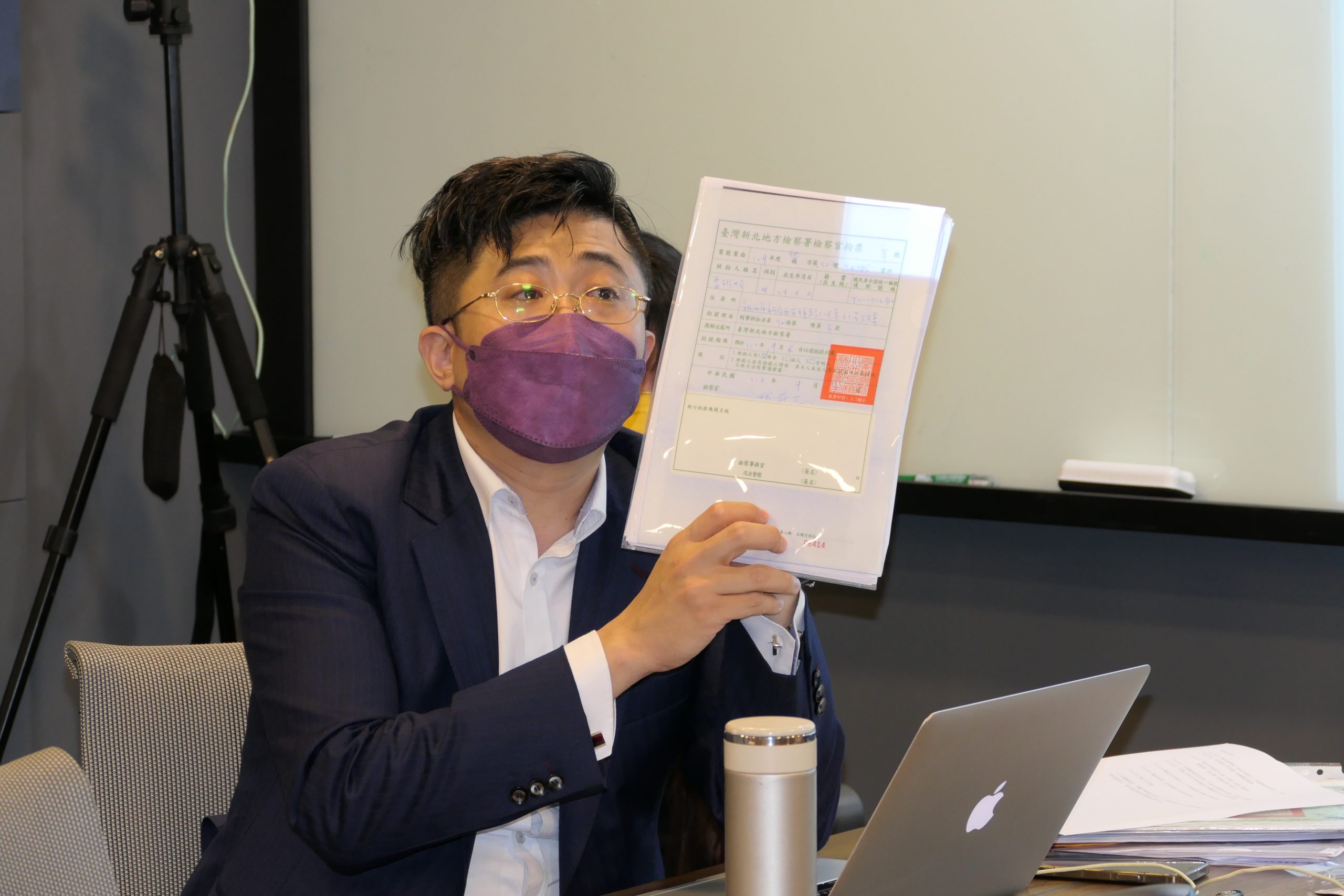 圖片說明：律師邱柏青展示曹總幹事組織犯罪案被警方自行結案，恐嚇案獲不起訴文件，質疑警方烏龍辦案毀人名譽。(記者徐煜勝攝)