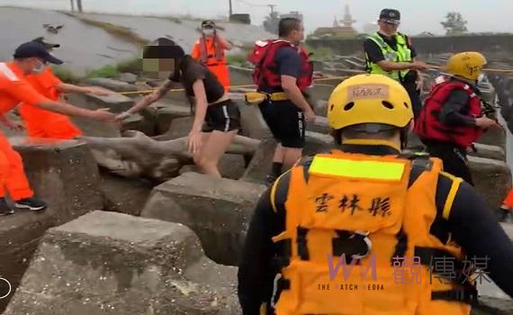 箔仔寮漁港堤防民眾摸「赤嘴」受困沙洲 海巡警消急救援