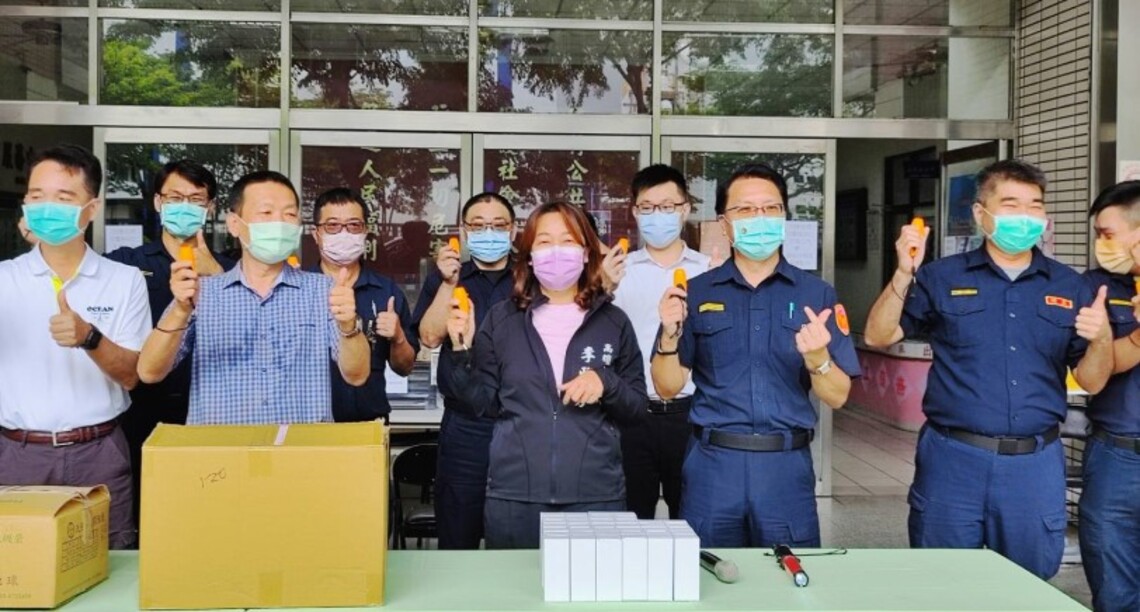 李雅芬、吳冠良贈楠梓分局「電子哨」 員警疏導交通不再吸廢氣
