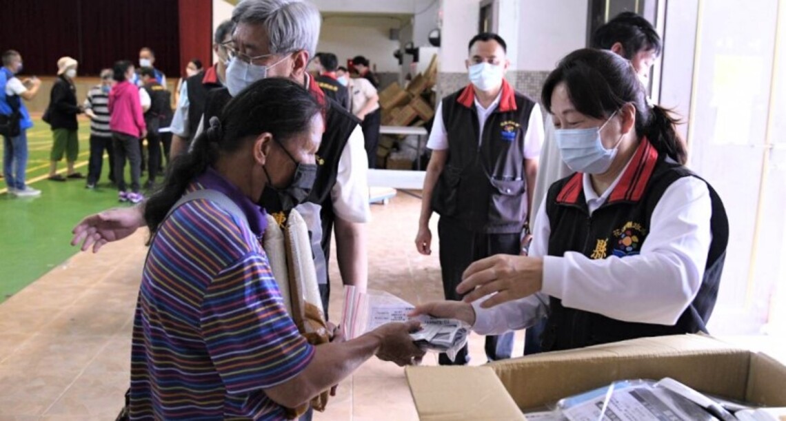 縣府端午物資發放第二日 徐榛蔚南下親送物資
