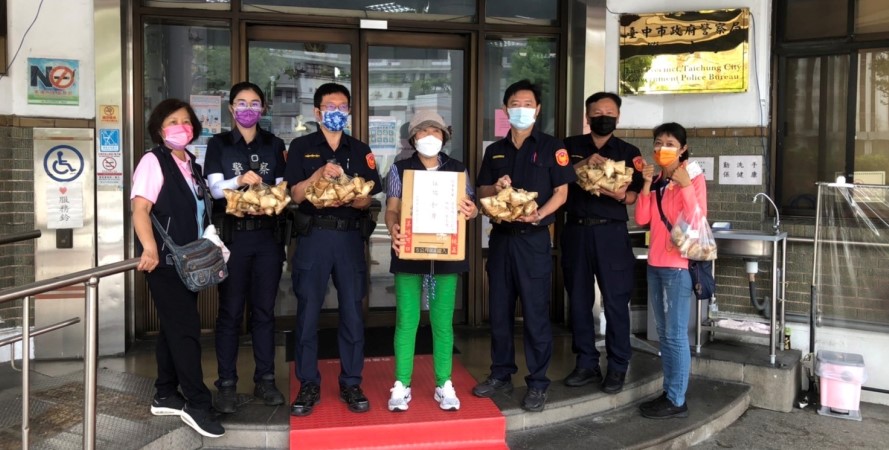 ▲端午節前夕,中市三民里長特地贈送100顆粽子,慰勞堅守崗位的員警 (圖/台中市警察局 提供)