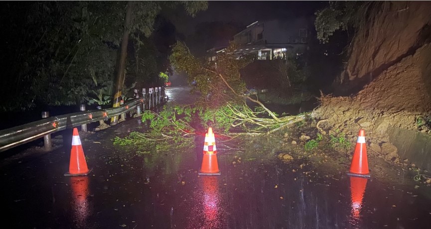 ▲員警趕赴落石、路樹倒塌現場拉封鎖線、擺交通錐,保護民眾安全 (圖/苗栗縣警察局 提供)