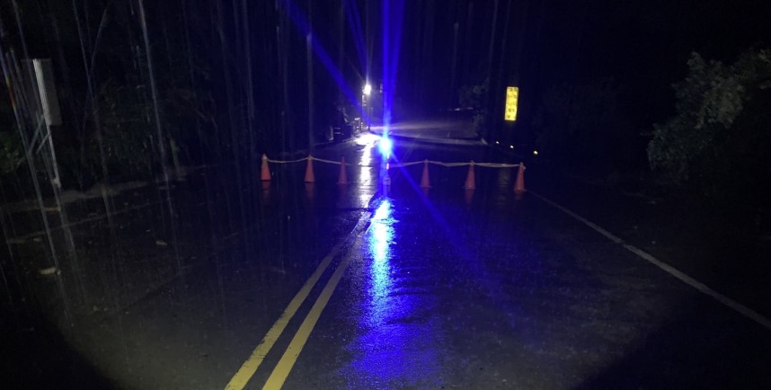 ▲連日豪雨不斷，泰安苗62線5.2km處積水成窪，有車輛陷入拋錨，員警急往拉繩放錐封鎖 (圖/苗栗縣警察局 提供)