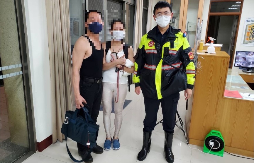 ▲員警將受困李姓夫妻帶回所內，安排大湖地區旅館住宿    (圖/苗栗縣警察局 提供)