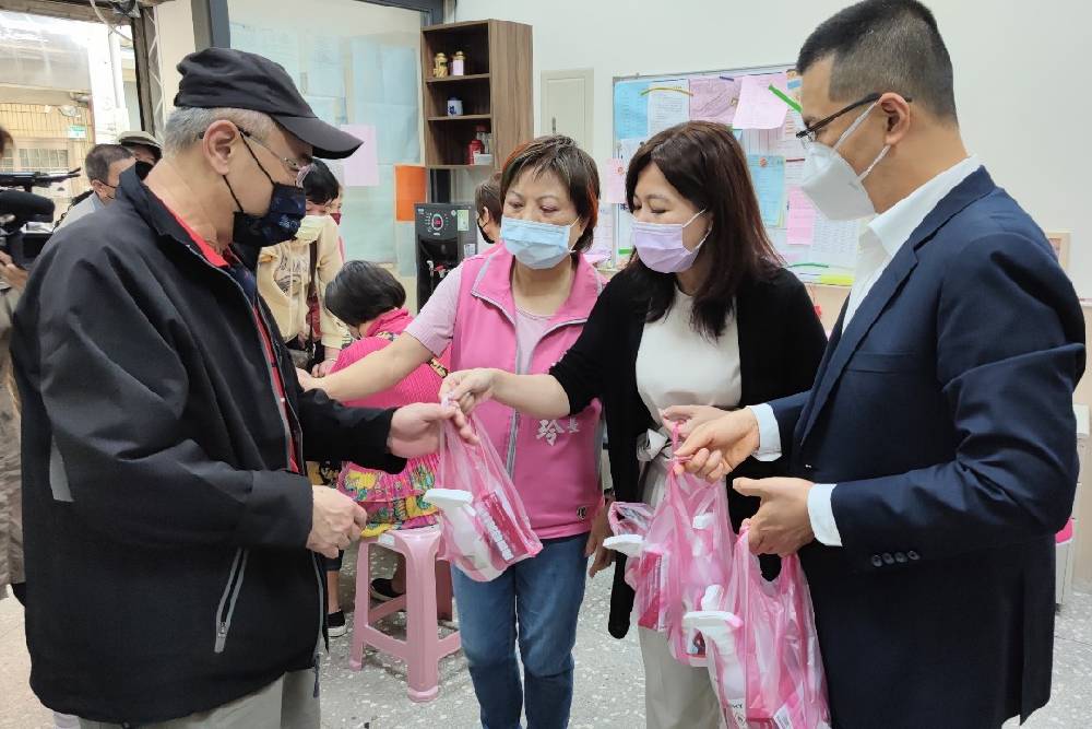 有感快篩稀缺 宏明建設董事長攜台北市議員再捐500份試劑 50 New Project 2022 05 27T115017.739