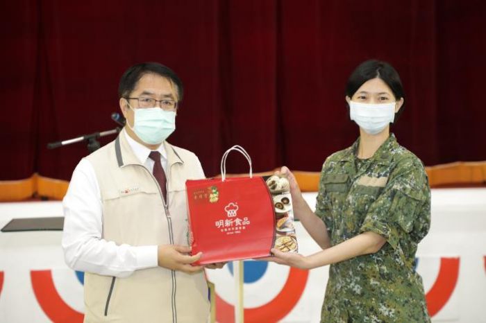 黃偉哲至陸軍砲兵訓練指揮部慰勞 感謝國軍保家衛國的辛勞
