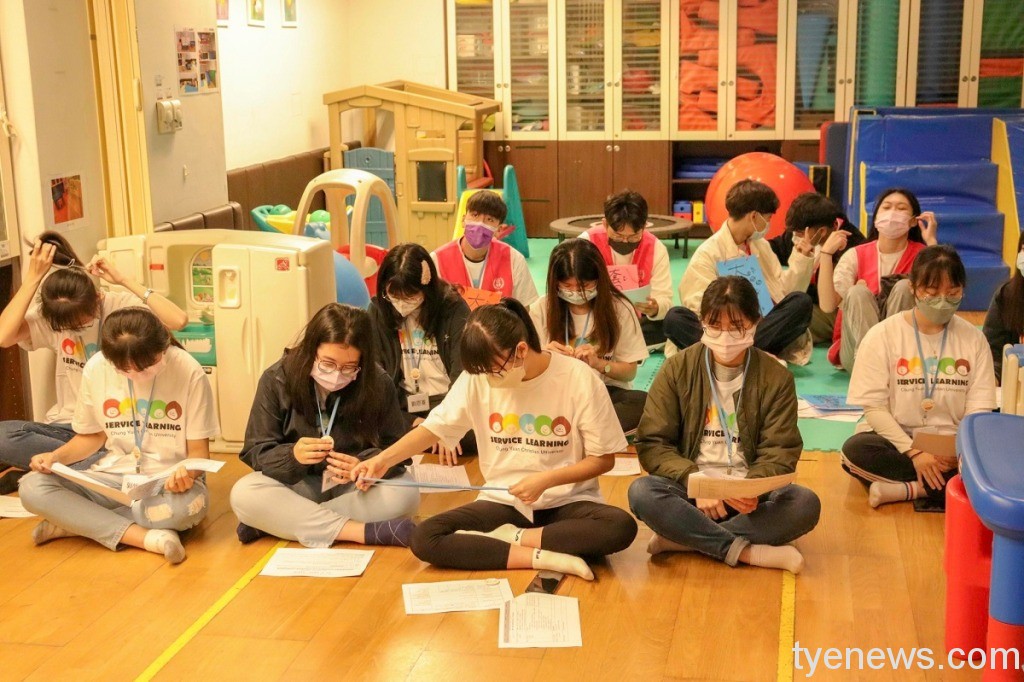 中原家支中心親子營 特殊兒家庭闖關樂 31 03 中原大學志工為親子營活動精心設計關卡,促進孩童與家長間的親密關係