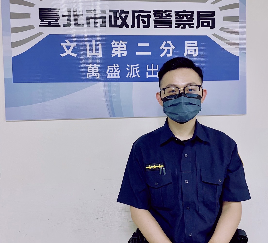 圖片說明:萬盛所員警蘇瑞鵬上班途中發現民眾有異,主動上前關懷阻詐。(記者趙靜姸翻攝)