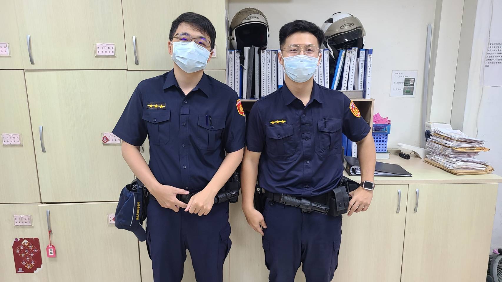圖片說明:土城分局廣福派出所員警呂振宇、吳嘉明、蕭閔濟積極耐心向朱婦勸說,並宣導防詐新知,讓朱婦免於受騙。(記者徐煜勝翻攝)