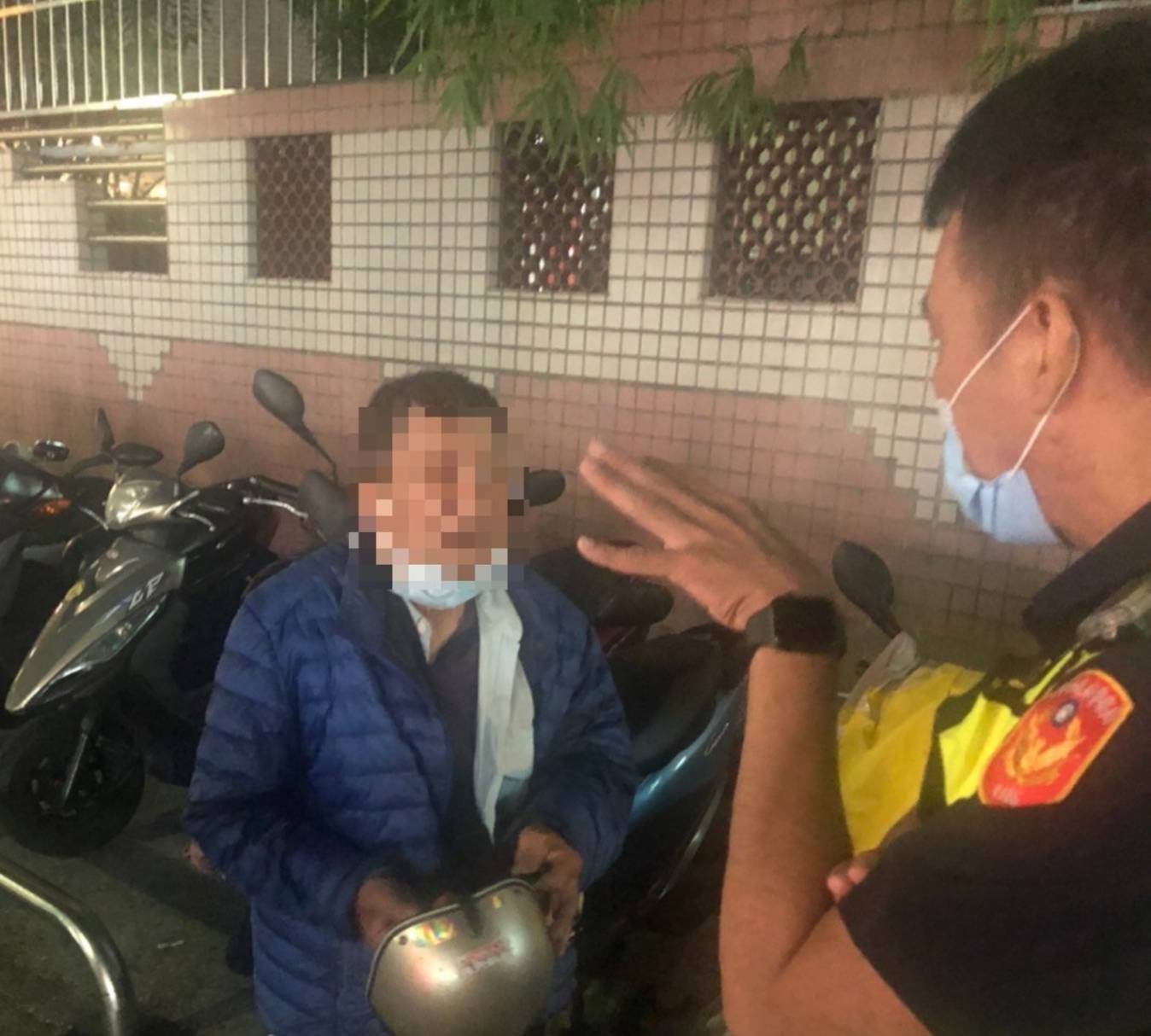蔡姓老翁天色昏暗不慎迷路,想返家卻身無分文,善心四分局警員甘貫中、楊昇儒等解囊相助。(記者謝榮浤翻攝)