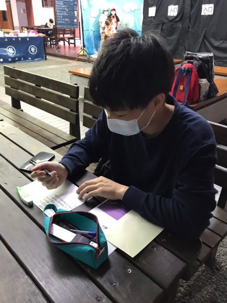 福智文教基金會2022「卡片傳恩情」活動，鼓勵大專青年表達對父母師長的感恩。圖為臺灣師範大學學生正在撰擬卡片。