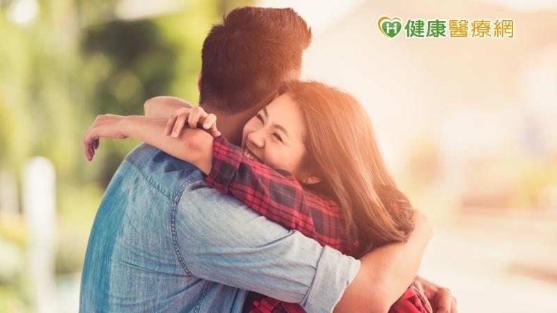 為什麼女生老愛抱抱?研究:分泌「愛的賀爾蒙」助減壓