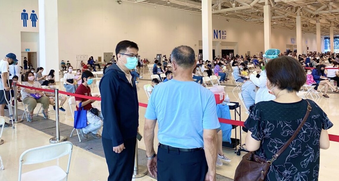高雄市開設5處兒童BNT疫苗社區接種站 教育局長謝文斌到場關心兒童施打情形