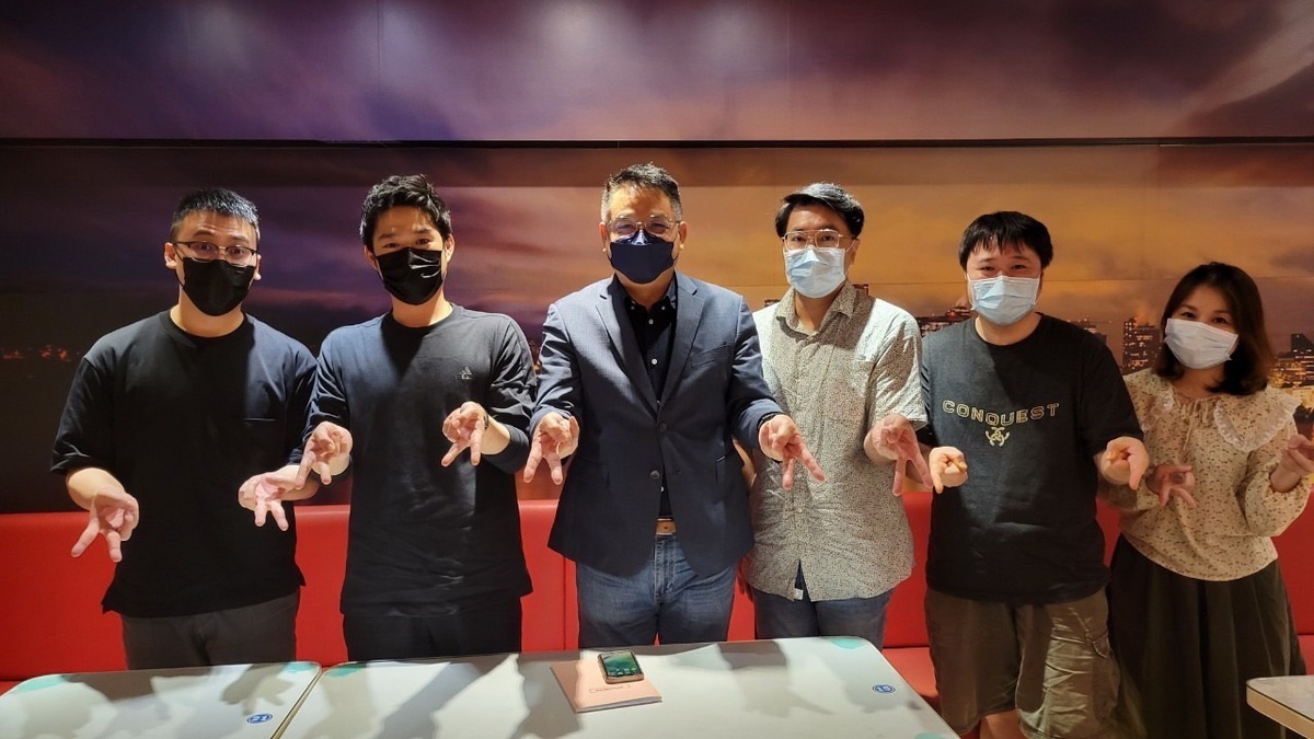 國民黨新竹市長參選人林耕仁舉辦青創座談，邀請在地年輕創業家面對面交流對談，了解現在青年創業的各種問題。（圖：翻攝自林耕仁臉書）