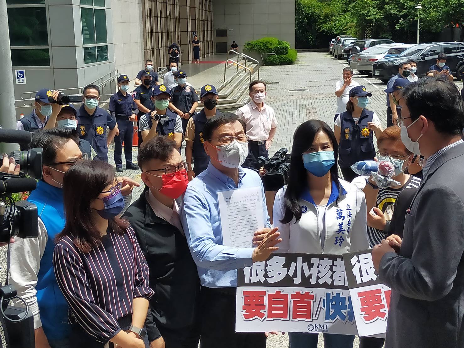很多孩子走了!藍委聚刑事局要求自首:要辦連我們一起辦 46 很多孩子走了!藍委聚刑事局要求自首:要辦連我們一起辦