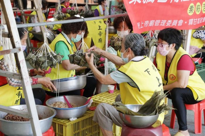 黃偉哲感謝下營區各界集結合作 包粽關懷弱勢與協助防疫
