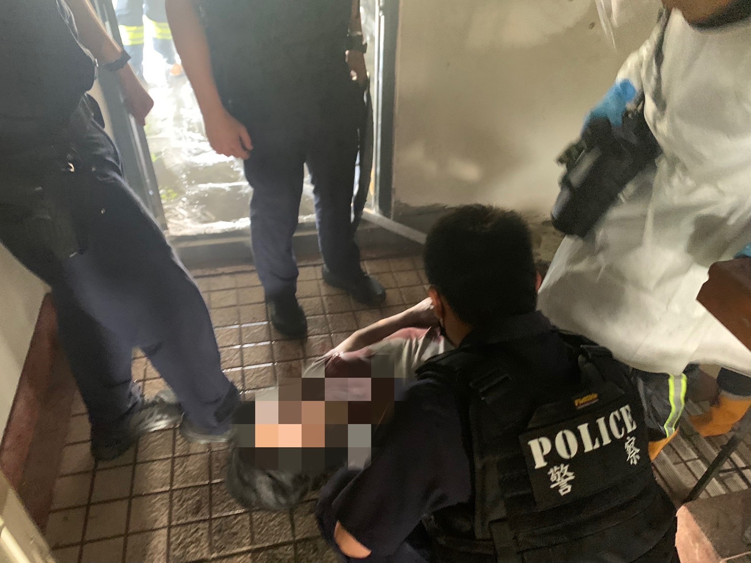圖片說明：汐警為免傷害擴大，開槍壓制丟汽油彈之黃嫌。（記者徐煜勝翻攝）