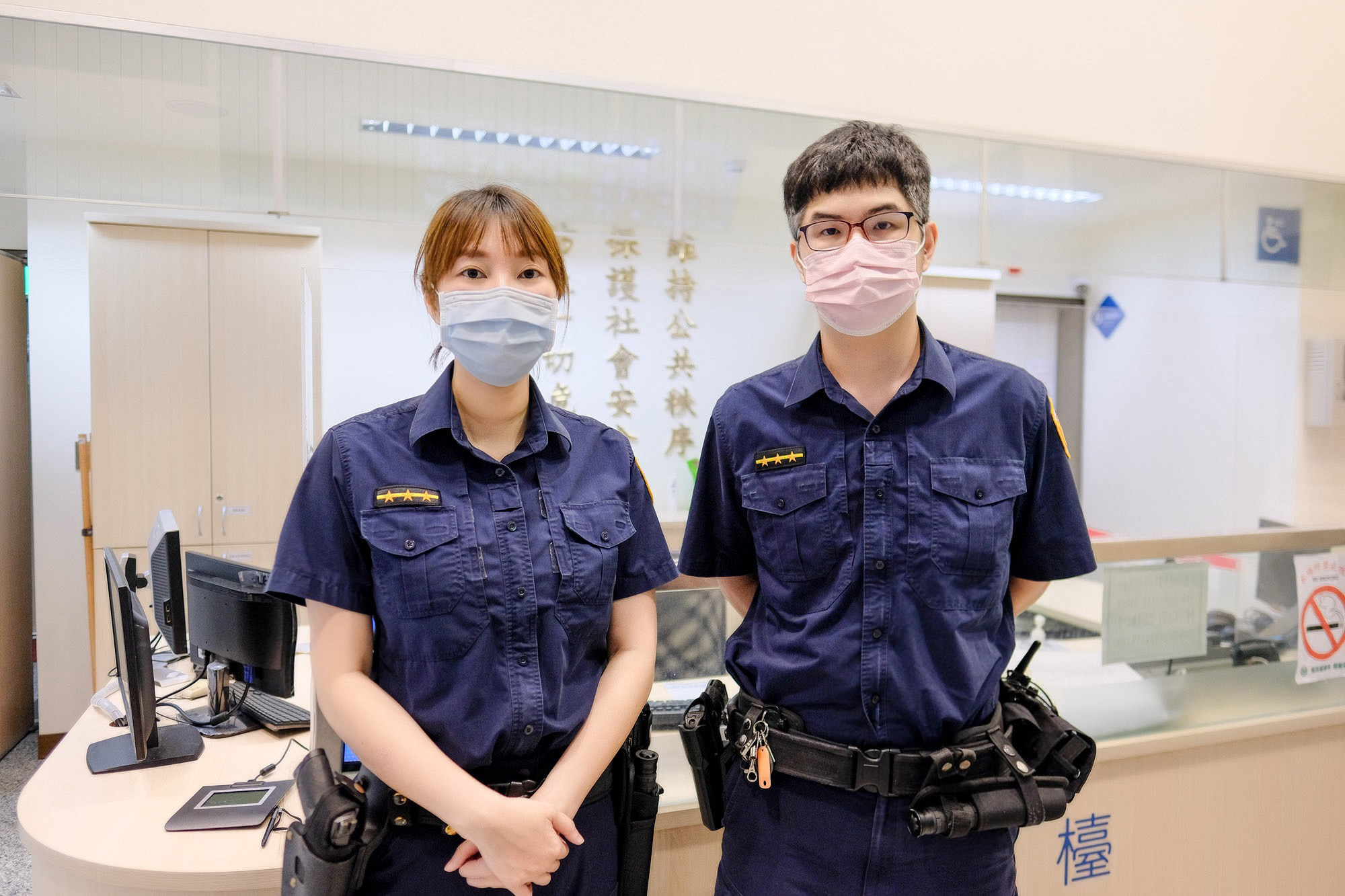 圖片說明:南港派出所警員陳俊宇、曾國瑄於日前接獲民眾報案有婦人遭自小客車擦撞跌倒躺臥在路中央,立即趕赴現場協助。。 (記者林艷林翻攝)
