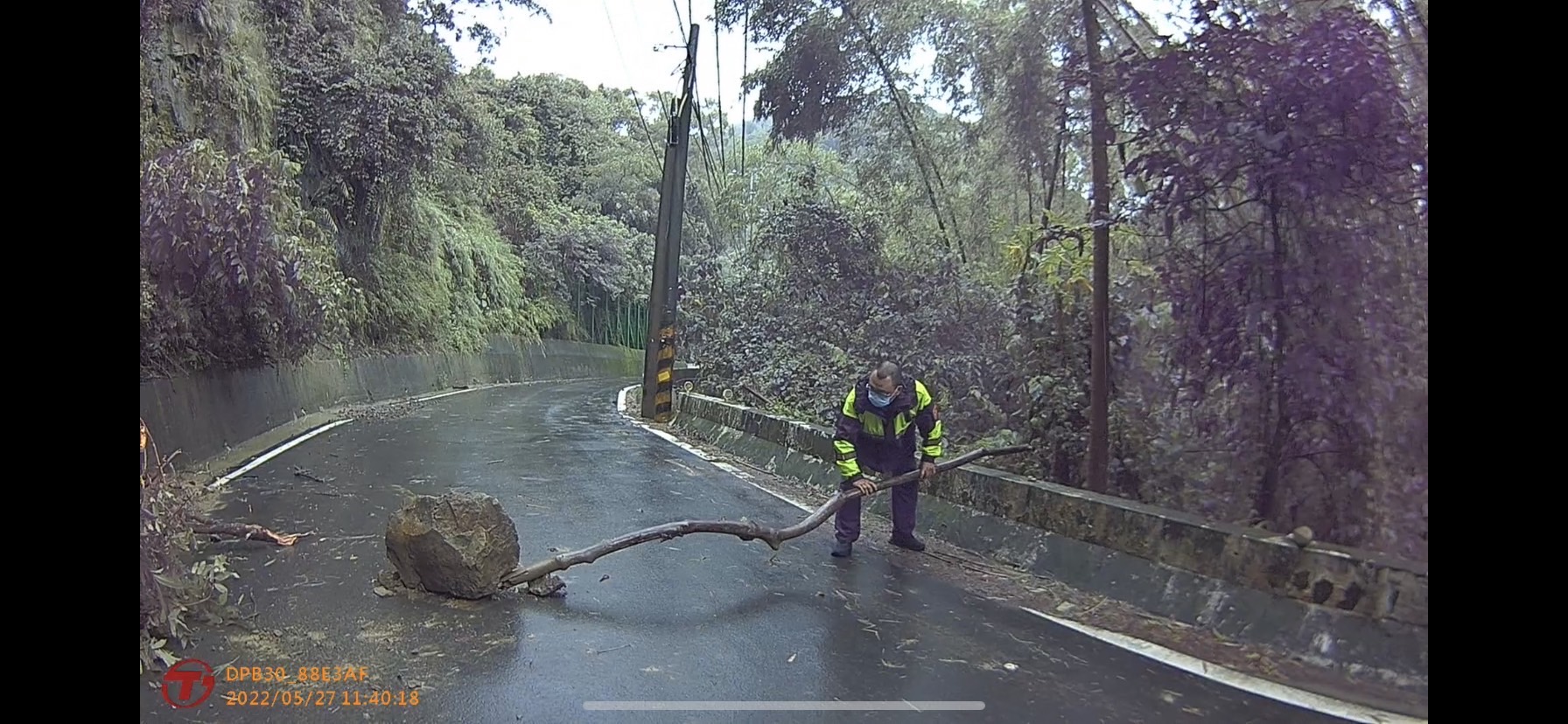 圖片說明:強降雨造成新田登山步道大落石,臺中市政府警察局大雅分局潭北所員警吳嘉仁及許筱涵機智偕民合力排除。(記者謝榮浤翻攝)