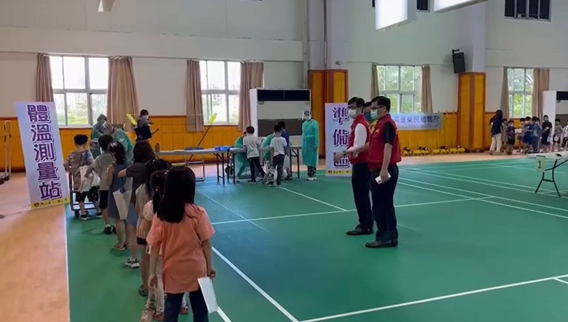 高雄市國小BNT疫苗接種首日   陳其邁關心學生施打疫苗