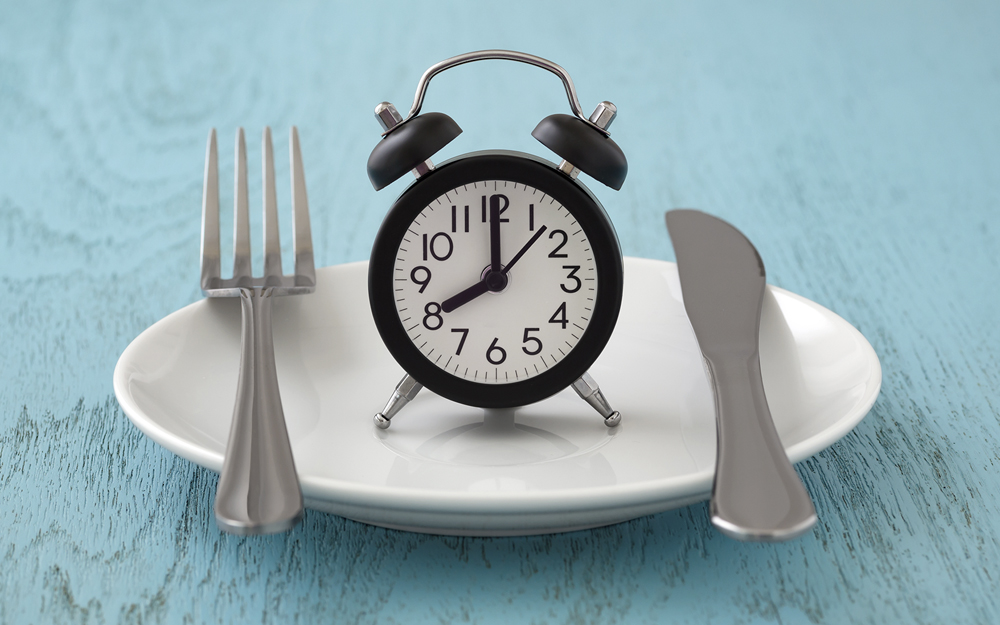 肥胖患者中，在體重減輕、體脂或代謝風險因素方面，限時飲食方案的收益並不優於每日熱量限制方案。圖片來源
