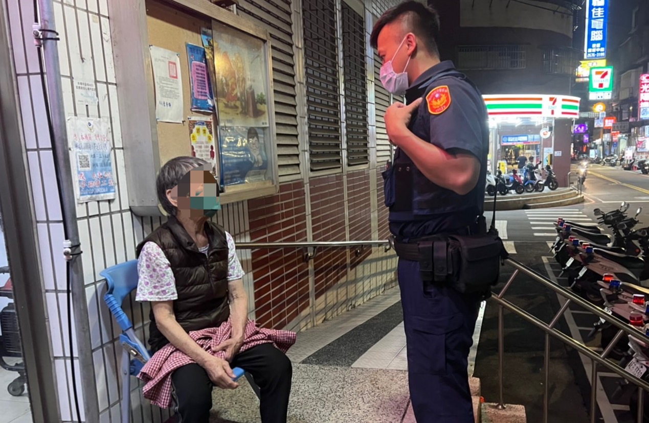 樹林分局三多派出所員警連皇政值班時，在派出所門口看見一名老婦獨自呆坐在階梯，於是主動上前關心，但是對於警方的詢問，該名老婦無法完整言述，疑似有失智傾向，員警見狀便先將老婦請入派出所內稍作休息。