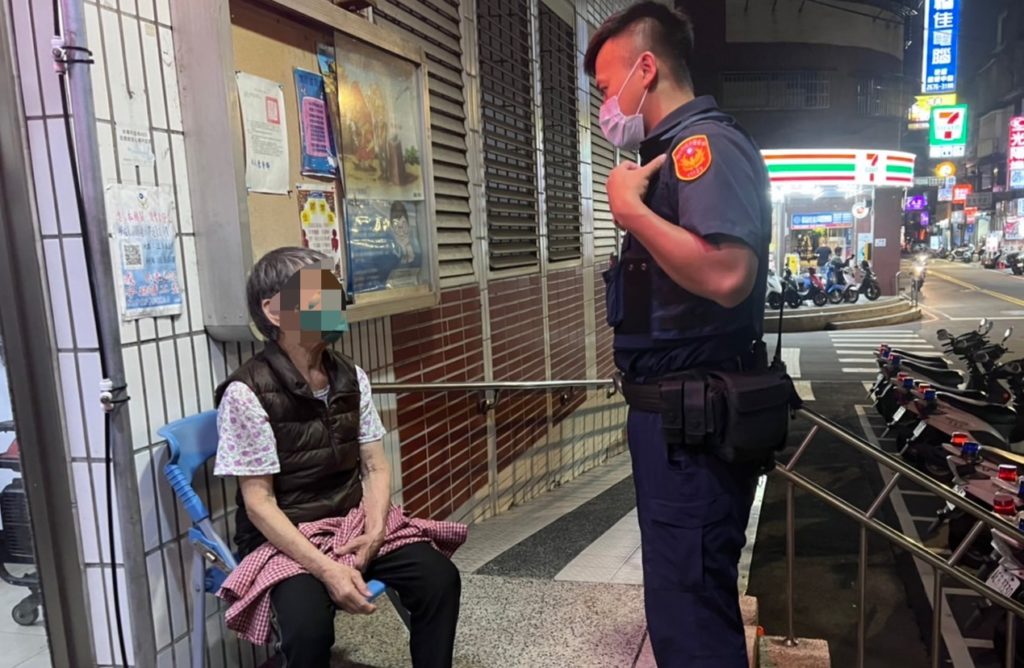 樹林分局三多派出所員警連皇政值班時,在派出所門口看見一名老婦獨自呆坐在階梯,於是主動上前關心,但是對於警方的詢問,該名老婦無法完整言述,疑似有失智傾向,員警見狀便先將老婦請入派出所內稍作休息。