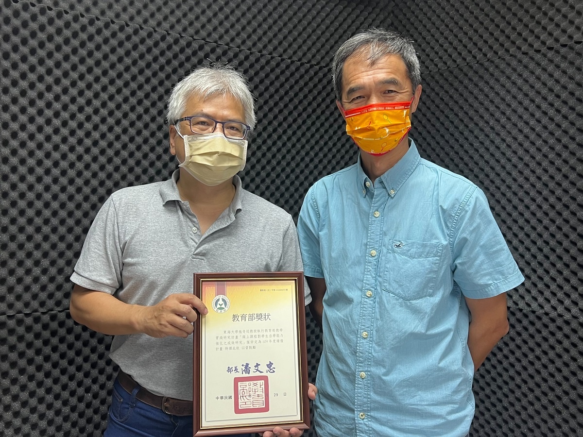 東海大學應用物理系教授施奇廷（左）與系主任簡世森（右）合影（圖/東海大學提供）