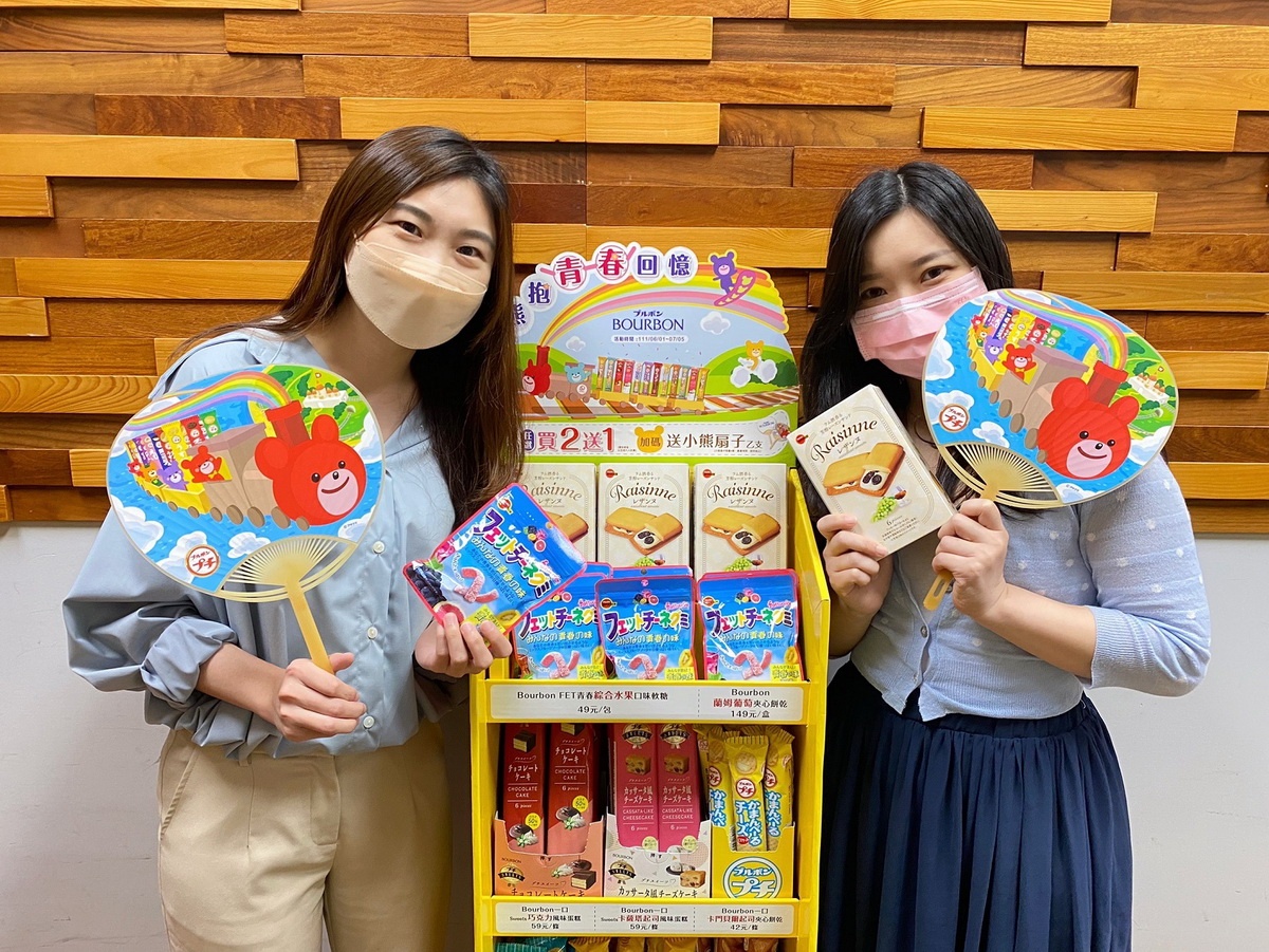 7-ELEVEN攜手日本零食大廠Bourbon「熊抱青春回憶」推出超吸睛小熊貨架，引進最暢銷的一口系列巧克力蛋糕、柚子風味仙貝、卡門貝爾起司夾心...