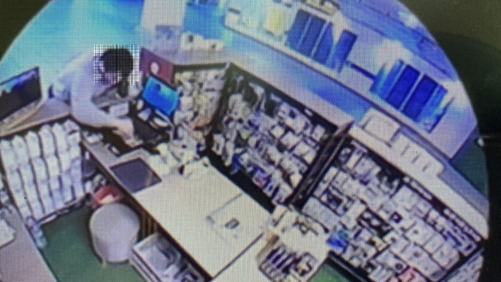 犯嫌於捷運臺北車站趁商家無人時,竊取收銀機內現金