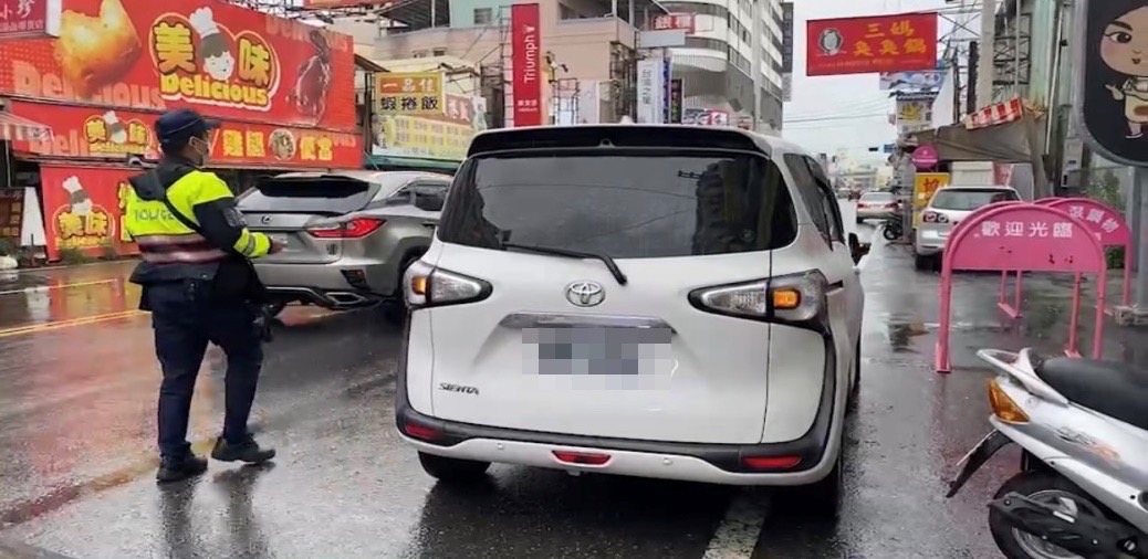 ▲路口十公尺內違規停車及併排停車列為專案執法重點   (圖/台中市警察局 提供)