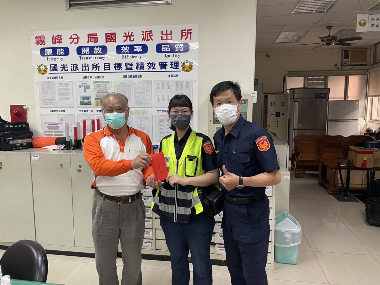 ▲國光派出所員警邱依純機警查獲提款詐欺車手,警友站長特別頒發破案獎金 (圖/台中霧峰分局 提供)