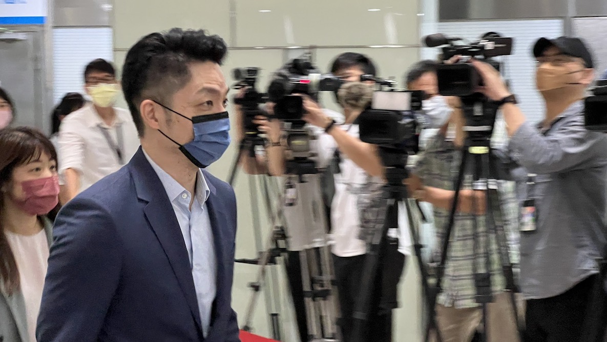 蔣萬安會郝龍斌/蔣大讚郝市政 批民進黨改變不了防疫差的事實 34 國民黨台北市長參選人蔣萬安30日拜會前台北市長郝龍斌。蔣抵達時快步前行。